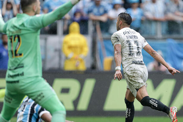 Romero comemorando gol no jogo Grêmio x Corinthians pelo Brasileirão