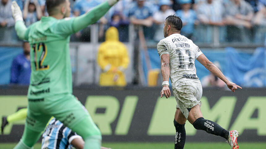 Romero comemorando gol no jogo Grêmio x Corinthians pelo Brasileirão