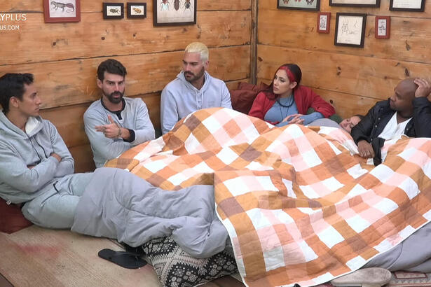 Henrique, Radamés, Shay, Alicia e Black durante conversa em A Fazenda