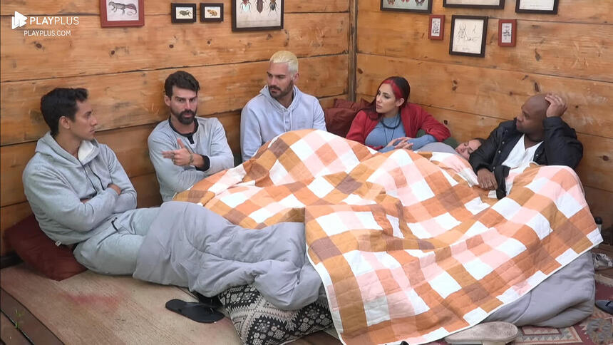 Henrique, Radamés, Shay, Alicia e Black durante conversa em A Fazenda