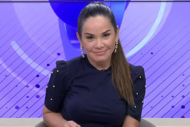 Isabele Benito durante comentário no Fofocalizando