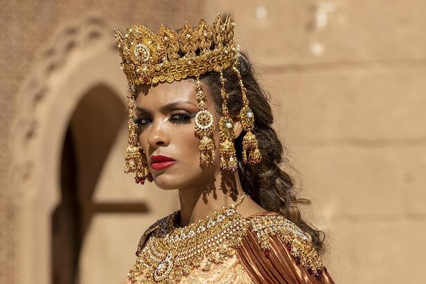 Lidi Lisboa em cena de Jezabel, ao fundo um palácio de Marrocos