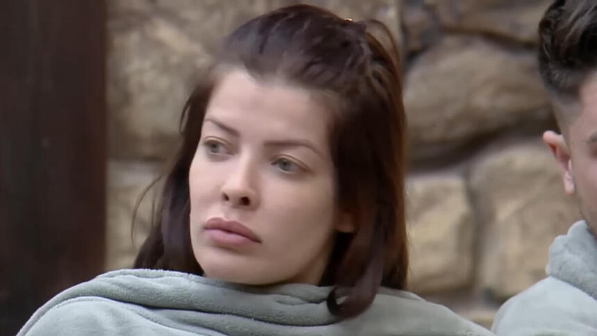 Jaquelline sendo informada da punição em A Fazenda