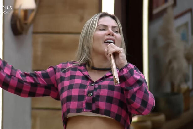 Kally cantando em A Fazenda