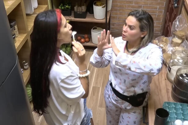 Kally e Alicia X durante conversa na despensa de A Fazenda