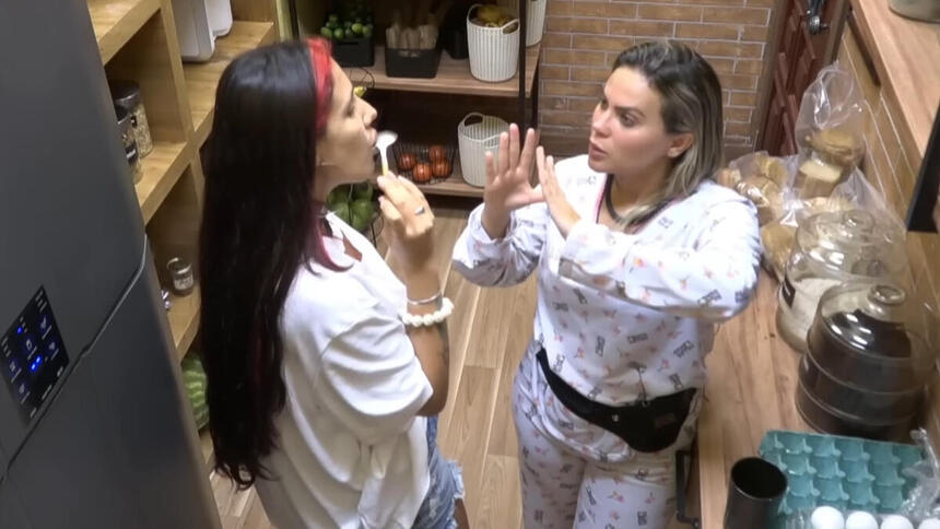 Kally e Alicia X durante conversa na despensa de A Fazenda