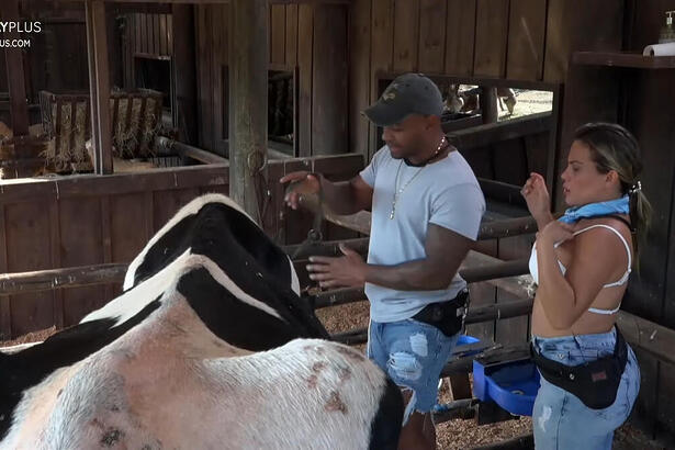 Black e Kally durante o trato da vaca em A Fazenda