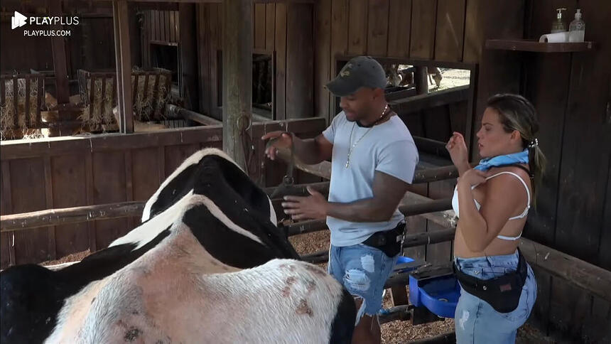 Black e Kally durante o trato da vaca em A Fazenda