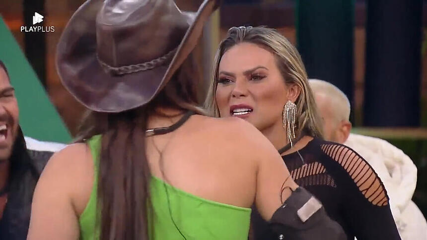 Kally e Jaquelline em trecho da dinâmica em A Fazenda