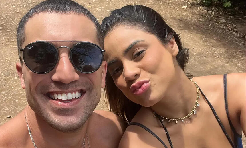 Lexa e Ricardo Viana andando de Bug, fazendo selfie, sorrindo, durante passeio