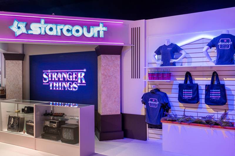 Imagem da loja com camisetas, sacolas, e outros produtos de Stranger Things.