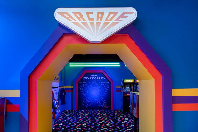 Imagem mostra entrada de Arcade da década de 80.