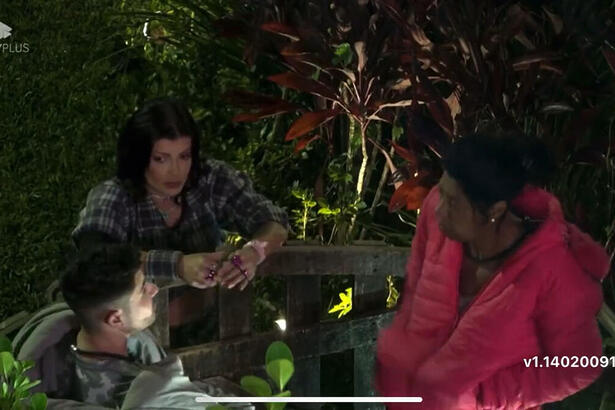 Lucas, Jaquelline e Marcia durante conversa A Fazenda