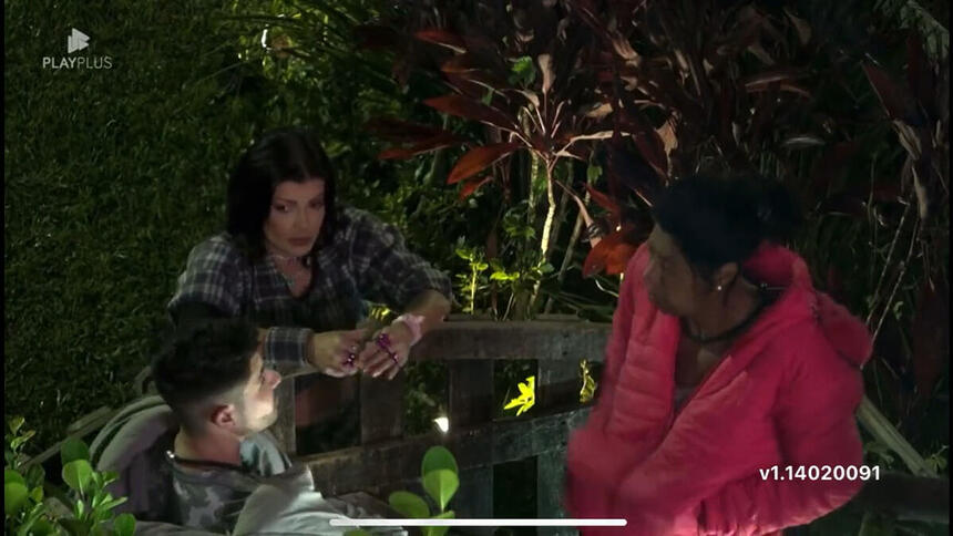 Lucas, Jaquelline e Marcia durante conversa A Fazenda