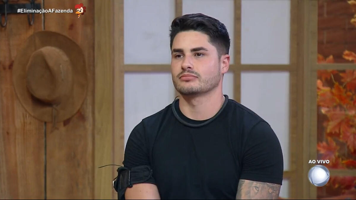 Lucas durante o discurso da roça em a fazenda