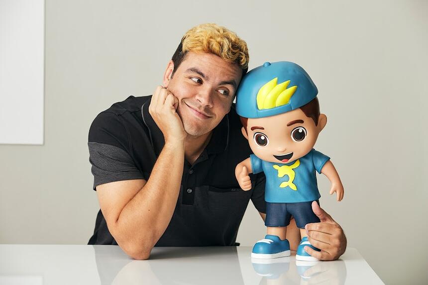 Luccas Neto com seu mascote