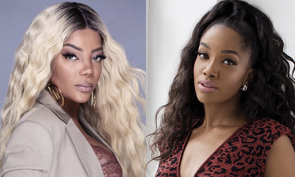 Ludmilla de lace loira, com paletó cinza e lingerie marrom; Iza de vestido marrom e vermelho, com cabelo preto, preso, durante ensaio fotográfico