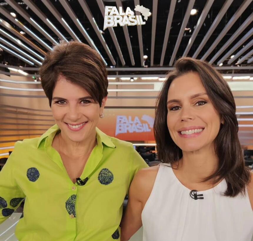 Mariana Godoy e Camila Busnello sorridentes, nos bastidores do Fala Brasil