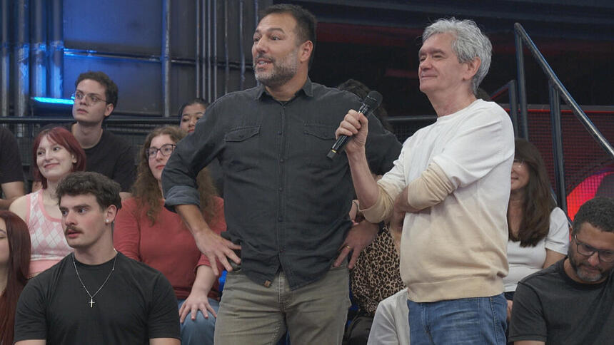 Mauricio Ferraz e Serginho Groisman no palco do Altas Horas