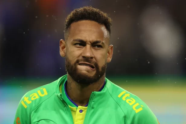 Neymar com um fardamento verde da Seleção Brasileira de futebol, mordendo o lábio