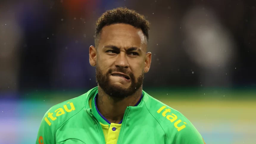 Neymar com um fardamento verde da Seleção Brasileira de futebol, mordendo o lábio