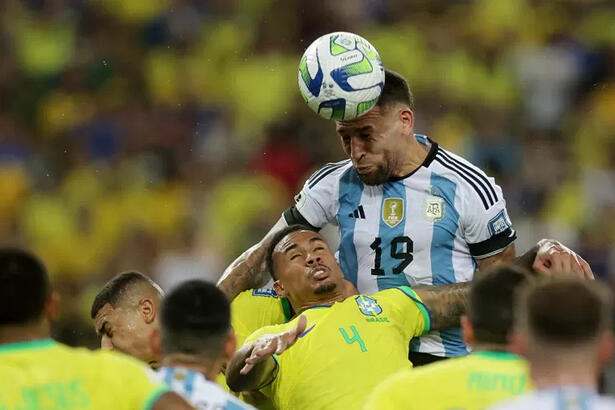 Otamendi, da Argentina, cabeceia no jogo contra o Brasil, pelas Eliminatórias