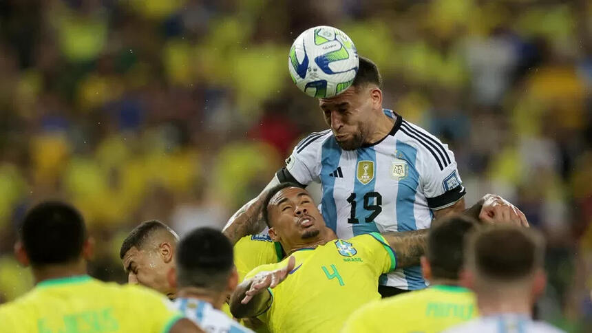 Otamendi, da Argentina, cabeceia no jogo contra o Brasil, pelas Eliminatórias