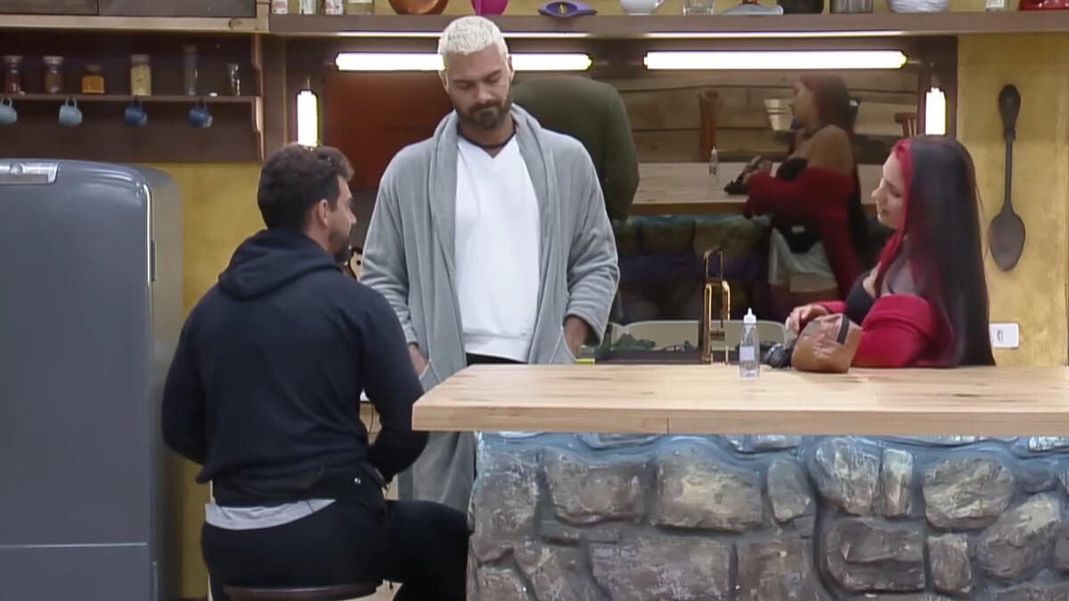 Radamés, Shay e Alicia durante conversa em A Fazenda