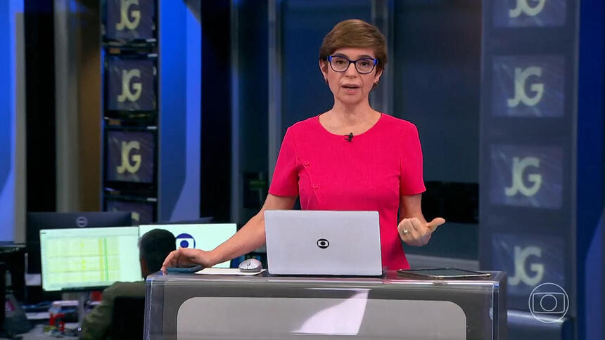 Renata Lo Prete, atrás do púlpito, no novo cenário do Jornal da Globo