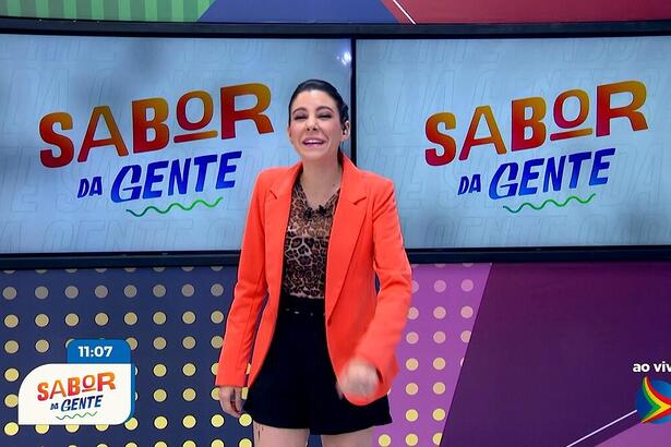 Amanda Maga em frente a tela do Sabor da Gente na TV Jornal