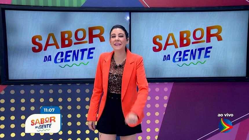 Amanda Maga em frente a tela do Sabor da Gente na TV Jornal