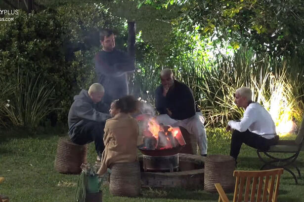 Yuri durante conversa com aliados na área externa de A Fazenda