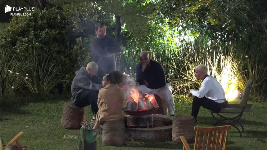 Yuri durante conversa com aliados na área externa de A Fazenda