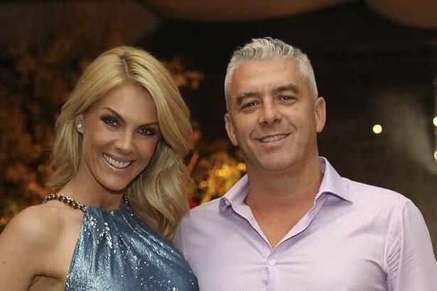 Ana Hickmann ao lado do marido Alexandre Correa, ambos estão sorrindo