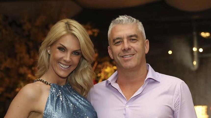 Ana Hickmann ao lado do marido Alexandre Correa, ambos estão sorrindo