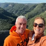 Alexandre Correa e Ana Hickmann em uma montanha