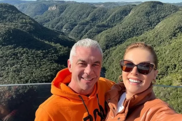 Alexandre Correa e Ana Hickmann em uma montanha