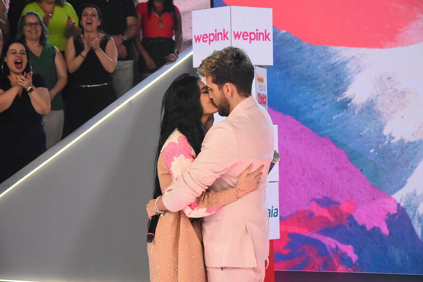 Ana Castela e Gustavo Mioto se beijam no palco do Teleton 2023