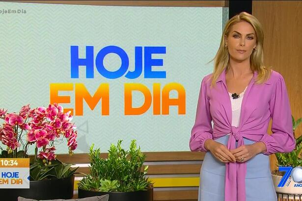 Ana Hickmann no cenário do Hoje em Dia