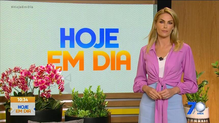 Ana Hickmann no cenário do Hoje em Dia