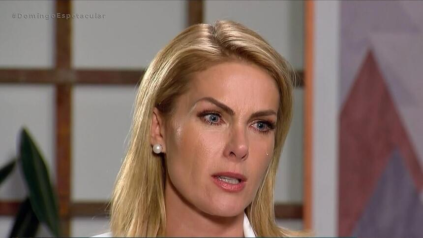 Ana Hickmann chora durante entrevista para o Domingo Espetacular