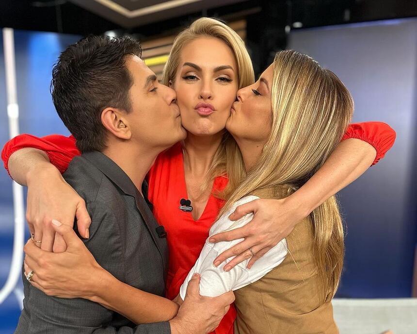 Ana Hickmann é abraçada por Cezar Filho e Ticiane Pinheiro enquanto mostra o anel na mão