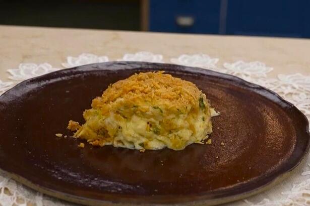 Bacalhau com Natas pronto no prato do É de Casa