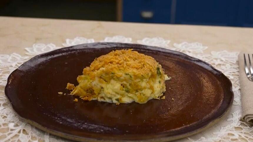 Bacalhau com Natas pronto no prato do É de Casa