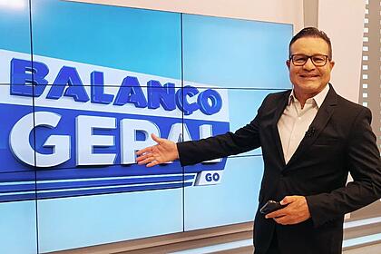 Oloares Ferreira aponta para o logo do Balanço Geral GO