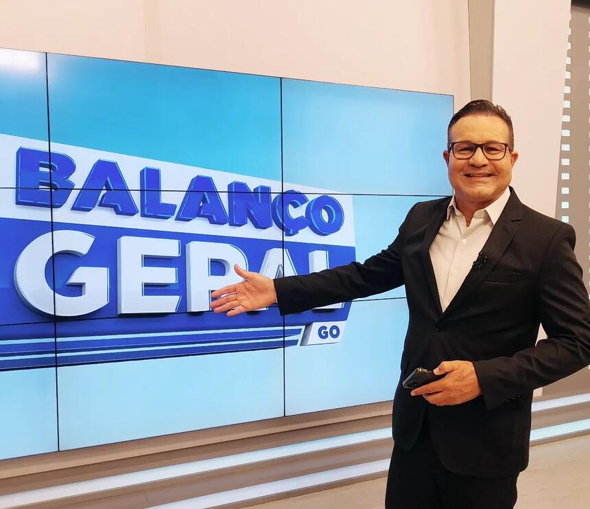 Oloares Ferreira aponta para o logo do Balanço Geral GO