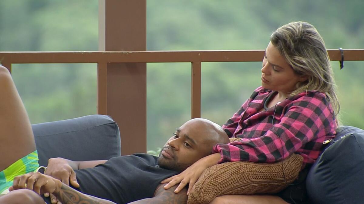 Cezar Black deitado no colo de Kally