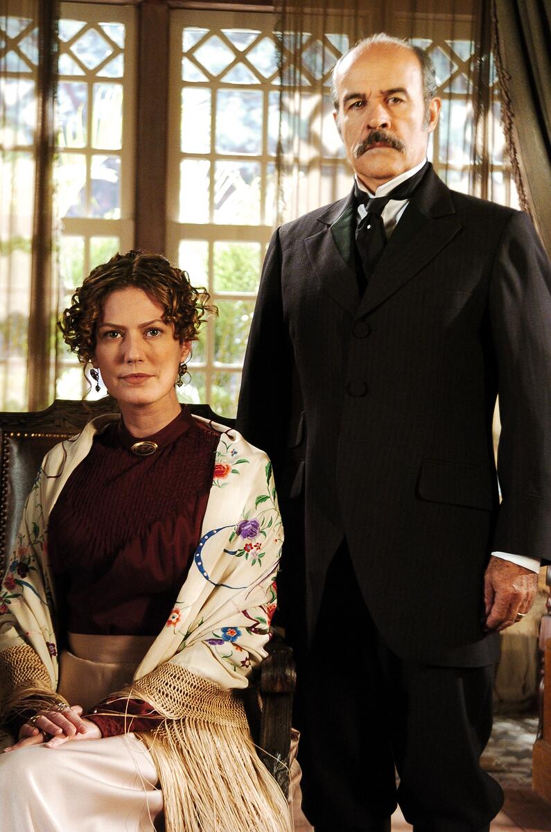 Cândida (Patrícia Pillar) e Barão de Araruna (Osmar Prado) nos bastidores de Sinhá Moça