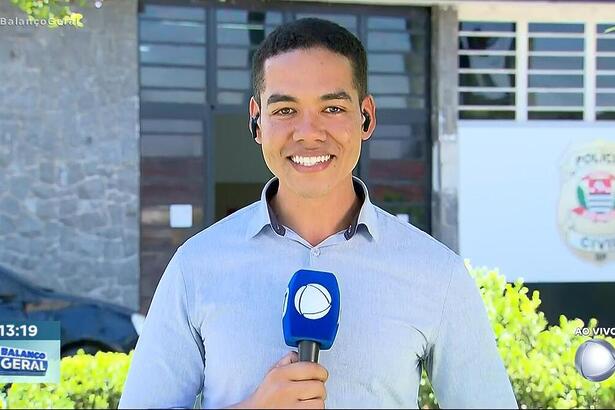 Repórter Fagner Coelho sorrir durante entrada ao vivo do Balanço Geral SP