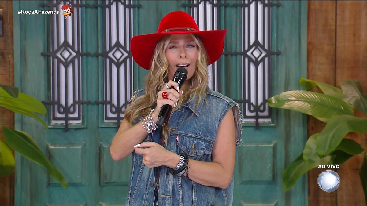 Adriane Galisteu na varanda de A Fazenda